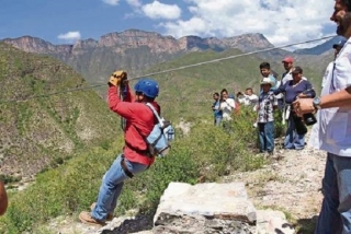 在高空滑索上飞行 